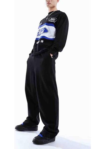 Siyah Düz Paça Erkek Eşofman Altı. Günlük kullanımda, spor aktivitelerinde veya şehir yaşamında stilinizden ödün vermeden rahatlığı yaşayın.