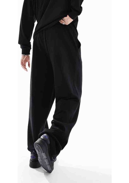 Siyah Düz Paça Erkek Eşofman Altı. Günlük kullanımda, spor aktivitelerinde veya şehir yaşamında stilinizden ödün vermeden rahatlığı yaşayın. fiyatları