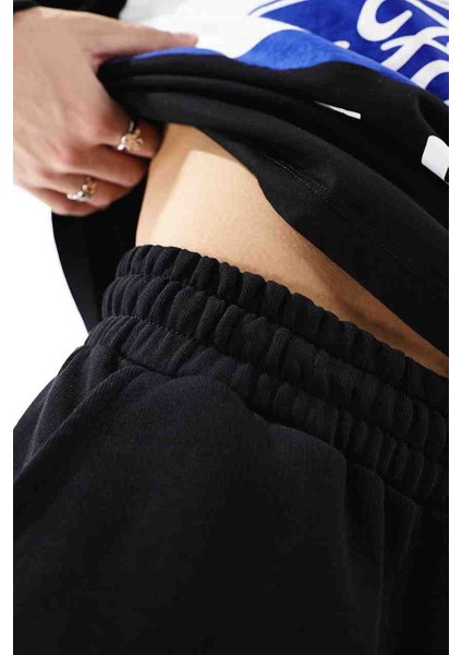 Siyah Düz Paça Erkek Eşofman Altı. Günlük kullanımda, spor aktivitelerinde veya şehir yaşamında stilinizden ödün vermeden rahatlığı yaşayın. modelleri