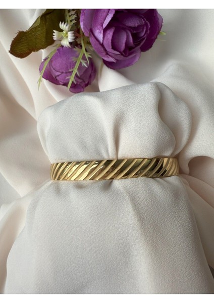 Çapraz Çizgi Detaylı Kelepçe