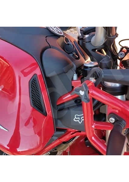 | Moto Guzzi V85TT Depo Üstü Rüzgar Deflektörü
