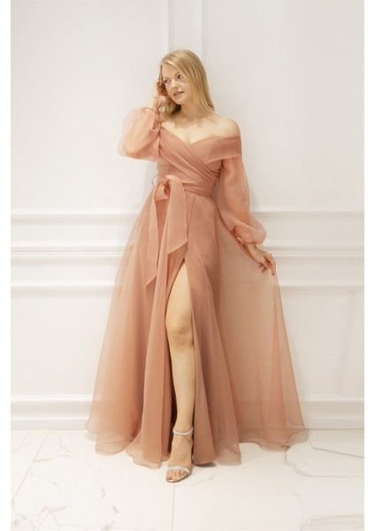 Gül Kurusu Kayık Yaka Yırtmaç ve Kemer Detaylı Tül Uzun Abiye Elbise modelleri