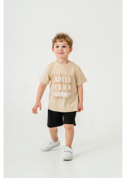 Erkek Çocuk Kabartma Baskılı Alt Üst Yazlık T-Shirt Şort Ikili Takım Bej