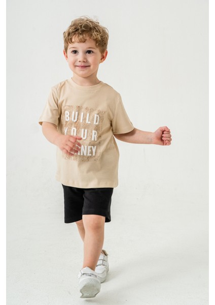 Erkek Çocuk Kabartma Baskılı Alt Üst Yazlık T-Shirt Şort Ikili Takım Bej