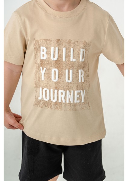 Erkek Çocuk Kabartma Baskılı Alt Üst Yazlık T-Shirt Şort Ikili Takım Bej