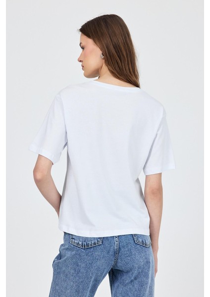 Beyaz Bisiklet Yaka %100 Pamuk Relaxed Fit Tişört 2142M indirimleri