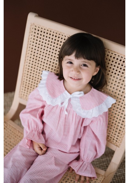Ruffles Pembe Çizgili Beyaz Fırfır ve Kurdeleli Bebe Yaka Detaylı Kız Çocuk Pijama Üstü