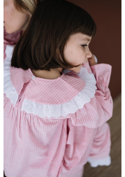 Ruffles Pembe Çizgili Beyaz Fırfır ve Kurdeleli Bebe Yaka Detaylı Kız Çocuk Pijama Üstü