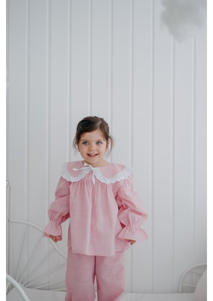 Ruffles Pembe Çizgili Beyaz Fırfır ve Kurdeleli Bebe Yaka Detaylı Kız Çocuk Pijama Üstü
