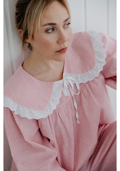 Ruffles Pembe Çizgili Beyaz Fırfır ve Kurdeleli Bebe Yaka Detaylı Pijama Üstü
