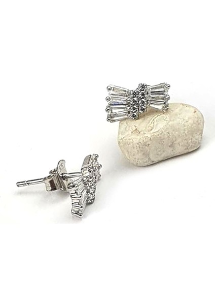 Pırlanta ışıltısında zirkon taşlı minimal fiyonk gümüş küpe fiyatları