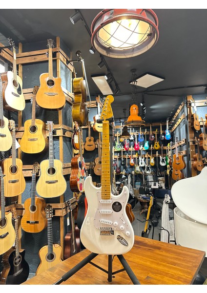 Stratocaster Beyaz Renk 3 Sigle Manyetik
