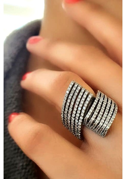 Pırlanta ışıltısında lüks zirkon taşlı tasarım gümüş yüzük