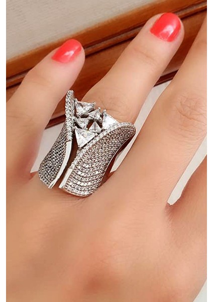 Tasarım gümüş pırlanta ışıltısında lüks yüzük