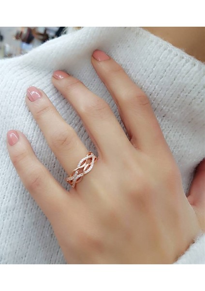 İtalyan Tasarımı Pırlanta Işıltısında Gümüş Rose Yüzük fiyatları