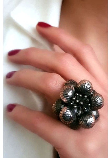 Çiçek figürlü özel tasarım siyah rodajlı rose detayli gümüş ayarlanabilir yüzük