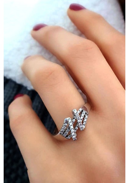 Pırlanta ışıltısında zirkon taşlı gümüş modern yüzük