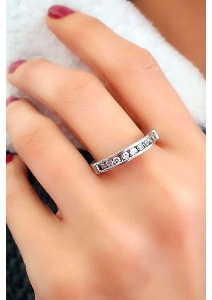 İtalyan tasarımı pırlanta ışıltısında zirkon taşlı gümüş sıra taş yüzük