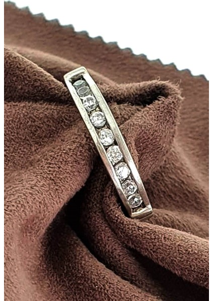 İtalyan tasarımı pırlanta ışıltısında zirkon taşlı gümüş sıra taş yüzük fiyatları