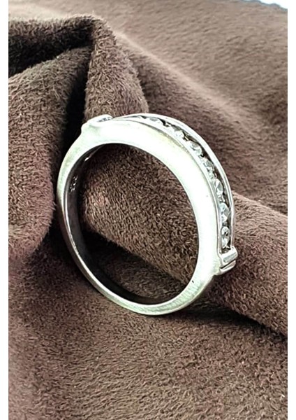 İtalyan tasarımı pırlanta ışıltısında zirkon taşlı gümüş sıra taş yüzük modelleri