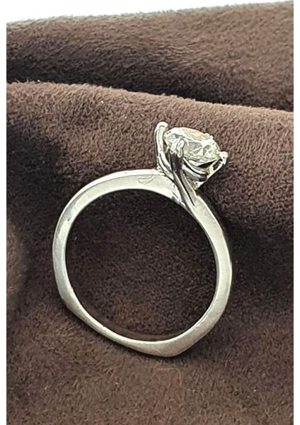 pırlanta ışıltısında zirkon taşlı gümüş tek taş yüzük