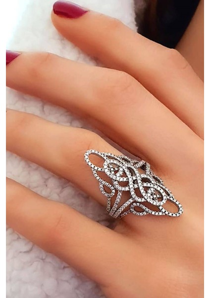 Pırlanta ışıltısında zirkon taşlı gümüş lüks yüzük