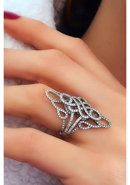 Pırlanta ışıltısında zirkon taşlı gümüş lüks yüzük modelleri