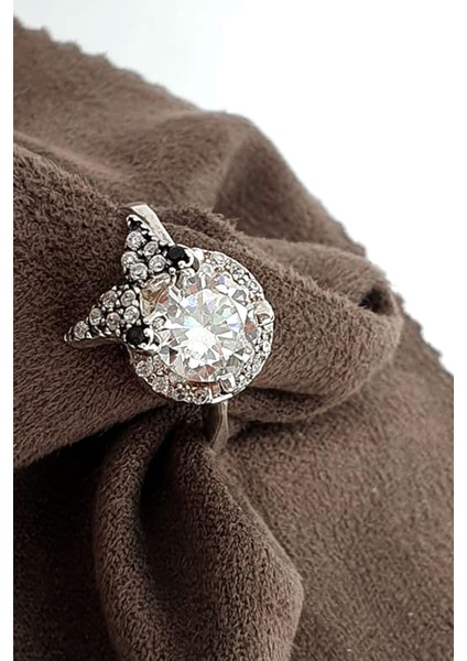 Kelebek detaylı zirkon taşlı gümüş tektaş yüzük modelleri