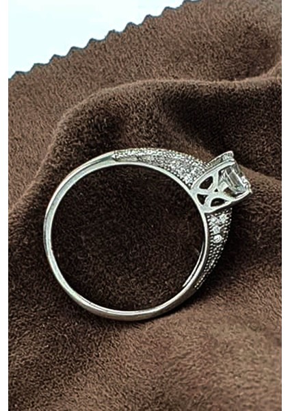 Zirkon taşlı gümüş tek taş yüzük modelleri
