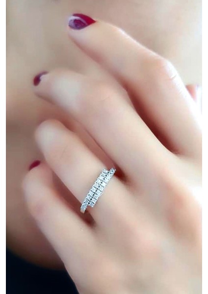 Pırlanta ışıltısında zirkon taşlı 925 ayar gümüş yüzük