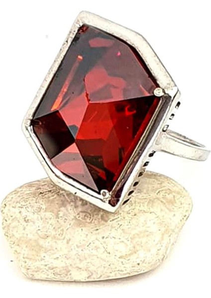 Kırmızı swarovski taşlı gümüş modern yüzük modelleri