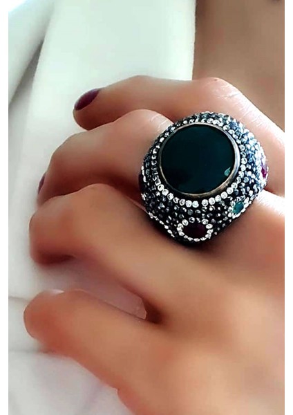 Kök zümrüt taşlı swarovski taş detaylı gümüş tasarım yüzük modelleri