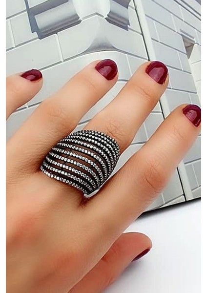 Elmas isciliginde zirkon taşlı gümüş rose yüzük