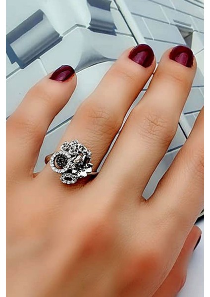 Oniks zirkon taş detaylı çiçek figürlü İtalyan gümüş yüzük