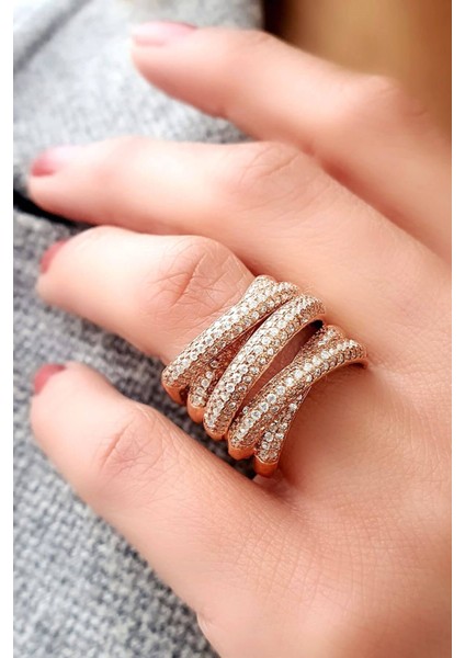 Pırlanta Parlaklığında Zirkon Taşlı 925ayar Gümüş Rose Altın Kaplama İtalyan Tasarımı Atlamalı Yüzük