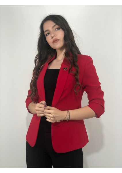 Kadın Kırmızı Bronş Detaylı Truvakar Kol Blazer Ceket modelleri