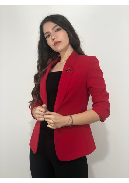 Kadın Kırmızı Bronş Detaylı Truvakar Kol Blazer Ceket indirimleri