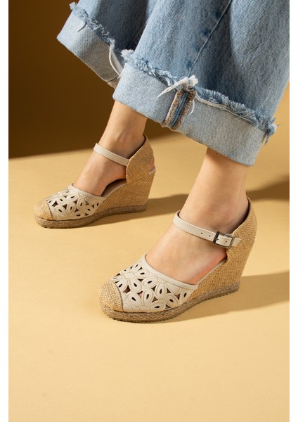 Çiçek Desenli Hasır Dolgu Taban Önü Kapalı Kadın Sandalet 69-76-25