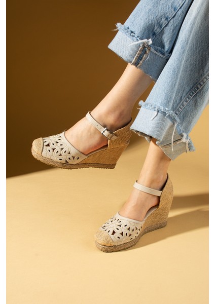 Çiçek Desenli Hasır Dolgu Taban Önü Kapalı Kadın Sandalet 69-76-25 fiyatları