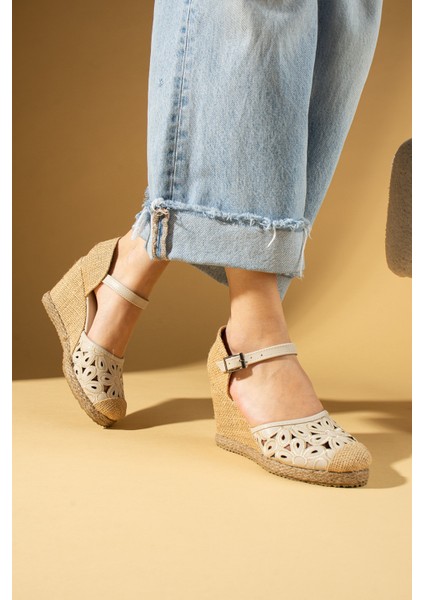 Çiçek Desenli Hasır Dolgu Taban Önü Kapalı Kadın Sandalet 69-76-25 modelleri