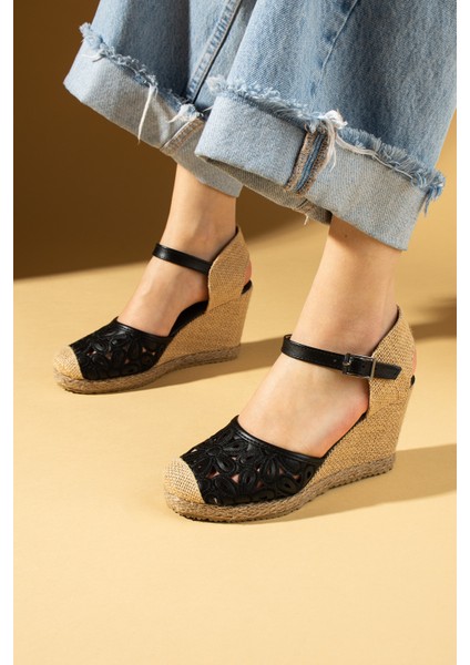 Çiçek Desenli Hasır Dolgu Taban Önü Kapalı Kadın Sandalet 69-76-25