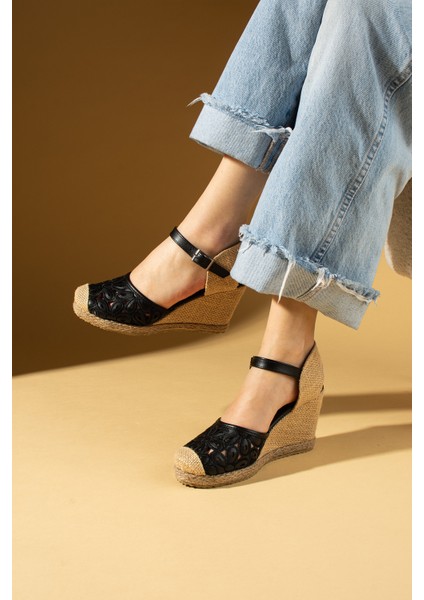 Çiçek Desenli Hasır Dolgu Taban Önü Kapalı Kadın Sandalet 69-76-25 fiyatları