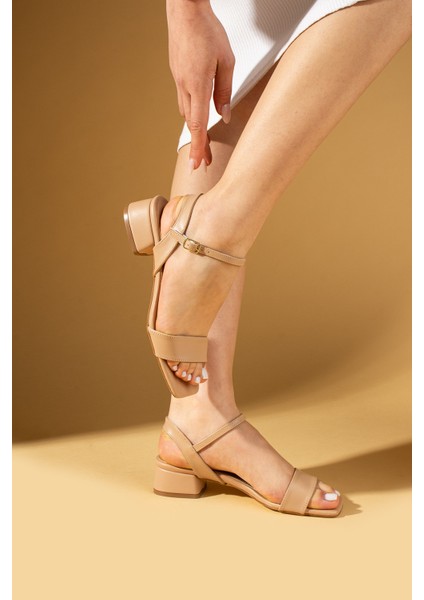 Küt Burunlu Önü Açık Tek Bantlı Kısa Topuklu Kadın Ayakkabı 009-09-25CILT modelleri