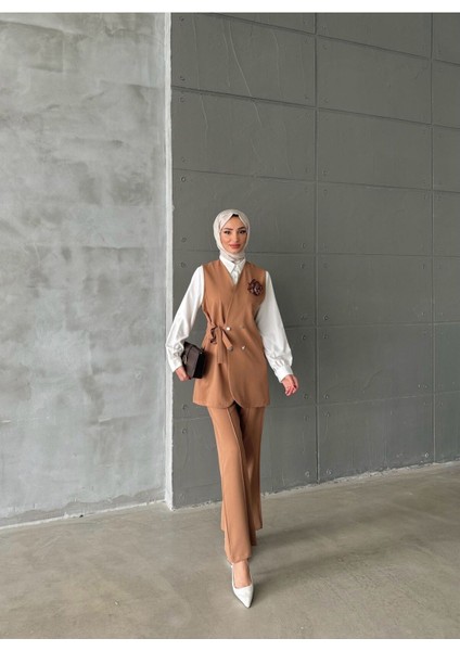 Nilay Kadın Kahverengi Trend Yandan Bağlamalı Yelek Gömlek Pantolon 3'lü Takım NILAY-1421