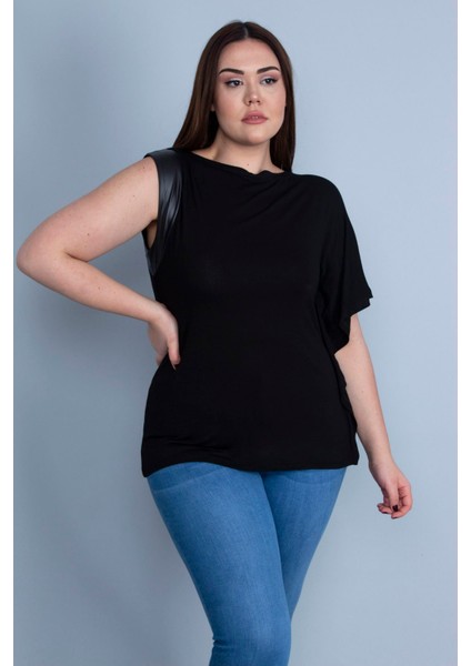 Kadın Siyah Tek Kol Ağzı Suni Deri Detaylı Düşük Kollu Bluz 65N25593