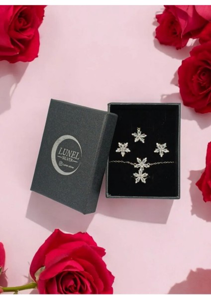 Çiçek Motifli Taşlı Gümüş Takı Seti – 925 Ayar, Şık ve Zarif Kadın Aksesuarı