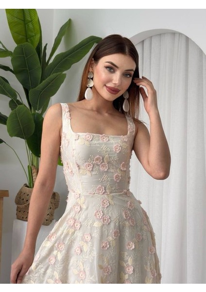 Tufe Çiçek Detaylı Elbise
