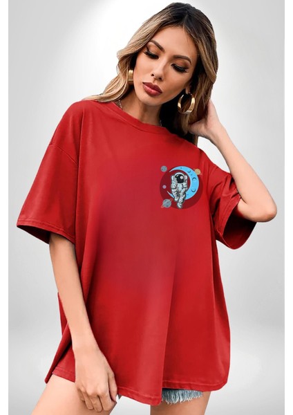 Uzay Ay Içinde Oturan Astronot Kadın Erkek Ön Minimal Sırt Baskılı Kırmızı Pamuklu Tişört modelleri