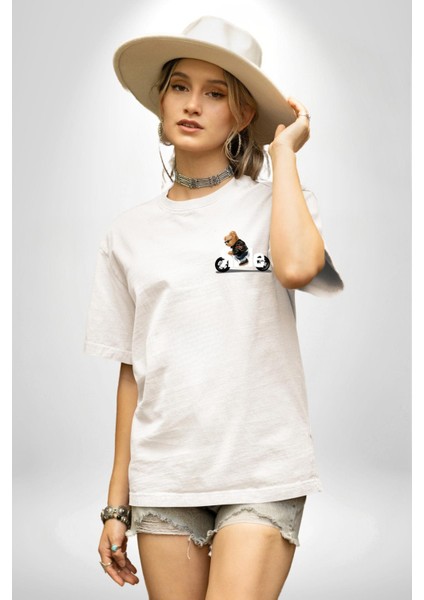 Motor Süren Havalı Oyuncak Ayı Kadın Erkek Ön Minimal Sırt Baskılı Beyaz Pamuklu Tişört modelleri