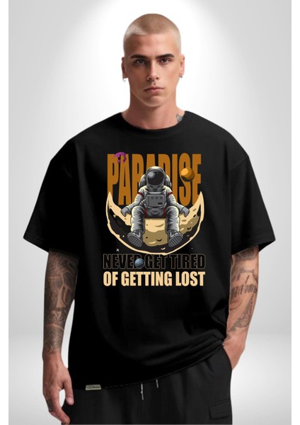 Kaybolmaktan Asla Bıkma Astronot Kadın Erkek Ön Baskılı Siyah Pamuklu Tişört Penye Klasik